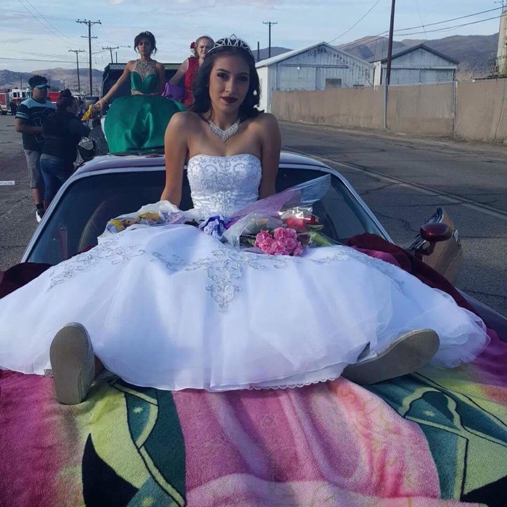 White bride/quinceañera dress